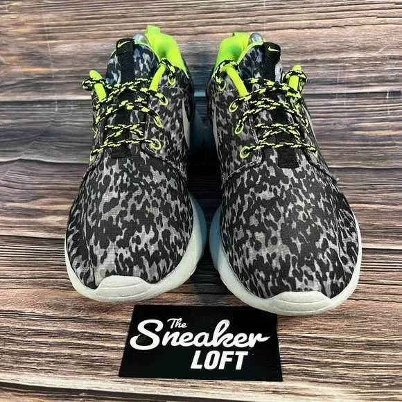 Nike Roshe Run Women's Gray Black Print Athletic‎ Running Shoes - Picture 2 of 8